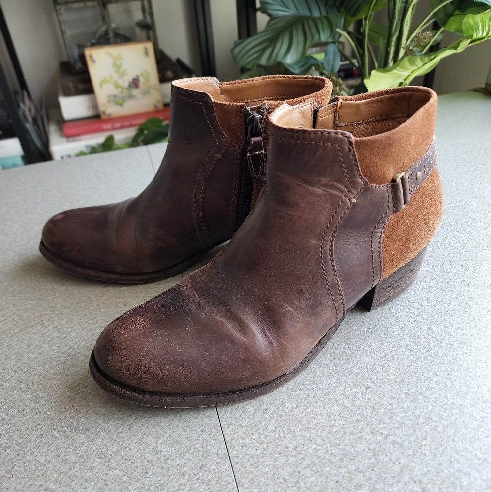 Clarks Maypearl Lilac Ankle Bootie in Dark Tan 8.5